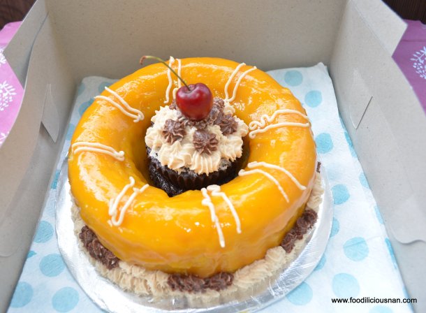 Vanilla Bundt Cake. Brownie Cupcakes. Vanilla and chocolate buttercream. Mango jelly glaze/Mango mirror glaze